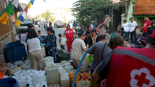Warga Kambayya Kecamatan Ujung Tanah, antri untuk mendapatkan Air Bersih yang disalurkan oleh PMI Makassar, Selasa (03/09/2019).