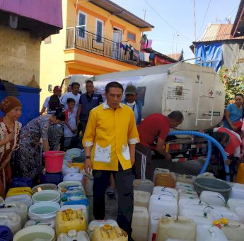 Ketua PMI Makassar Ikut Bantu Proses Distribusi Air Bersih ke Warga Ujung Tanah