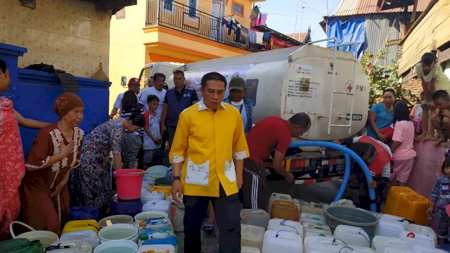 Ketua PMI Kota Makassar Syamsu Rizal (Deng Ical) turun langsung menyalurkan bantuan air bersih di Kelurahan Cambayya, Kecamatan Ujung Tanah, Selasa (03/09/2019).