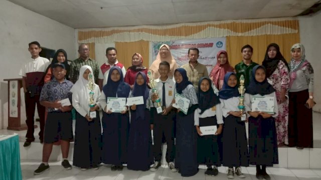 Penyerahan hadiah kepada peserta lomba cerdas cermat tingkat SMP yang digelar oleh Saliwu Makassar, di Balai Pertemuan Kecamatan Mawasangka, Buton Tengah, Rabu (04/09/2019).