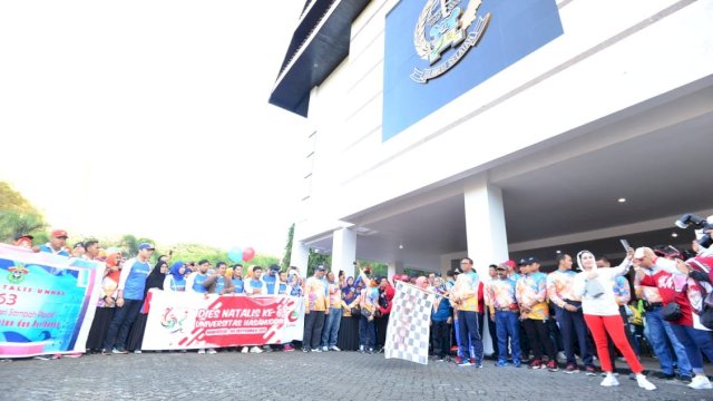 Nurdin Abdullah Lepas Peserta Jalan Sehat Dies Natalis Unhas Ke-63