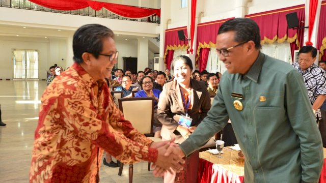 Gubernur Sulsel Prof. Nurdin Abdullah, menyalami salah satu pendeta Gereja Toraja di Gedung Karaeng Pattingalloang, Rujab Gubernur Sulsel, Selasa (10/09/2019).