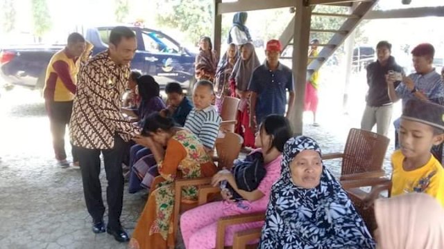 Wakil Bupati Wajo, Amran, menyalami korban kebakaran, Jumat (13/09/2019).