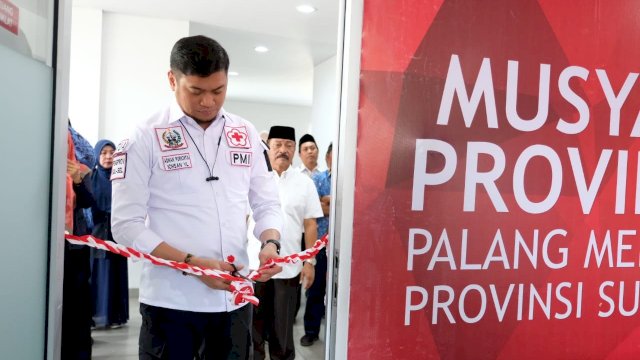Ketua PMI Sulsel Adnan Purichta Ichsan, menggunting pita peresmian Gedung DR Ichsa Yasin Limpo, di Markas PMI Sulsel, Jalan Lanto Dg Pasewang Kota Makassar, Selasa (17/09/2019).