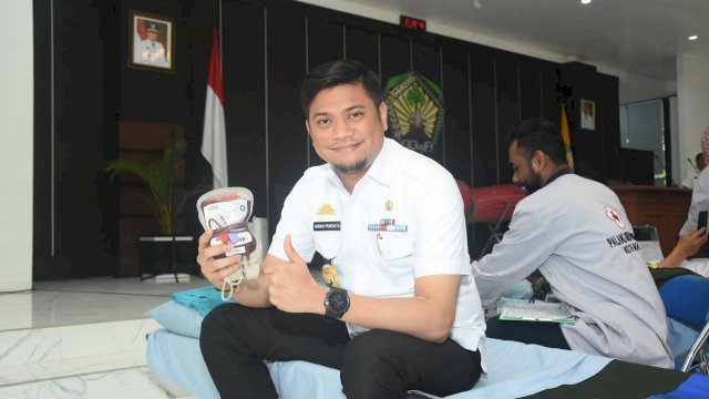 Bupati Gowa Adnan Purichta Ichsan, menunjukkan kantong darahnya yang baru saja diambil oleh Petugas PMI saat kegiatan Donor Darah, di Baruga Tinggimae, Kantor Bupati Gowa, Rabu (18/09/2019).