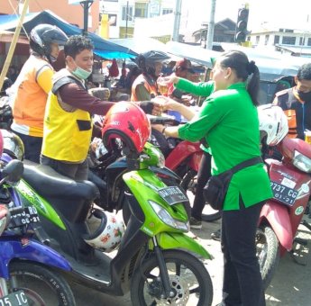 Jumat Berkah, Persit Kodim 1423 Soppeng Bagi-bagi Nasi Kotak
