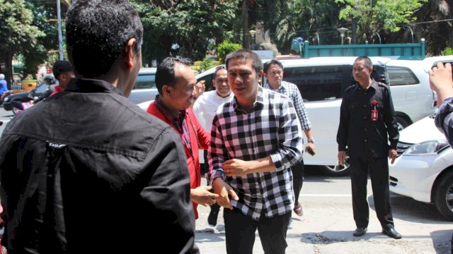 Bakal Calon Wali Kota Makassar Syamsu Rizal (Deng Ical), mendatangi Sekretariat DPD PDI-P, di Jalan Bawakaraeng, Kota Makassar, Jumat (20/09/2019).