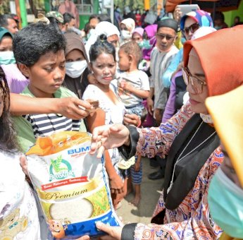 PKK Sulsel Salurkan Bantuan Untuk 300 Korban Kebakaran di TPA Tamangapa