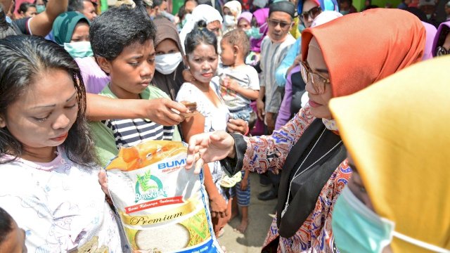 Ketua TP PKK Sulsel Liestiaty F Nurdin, menyerahkan bantuan beras kepada korban dampak kebakaran di TPA Tamangapa, Jumat (21/09/2019).