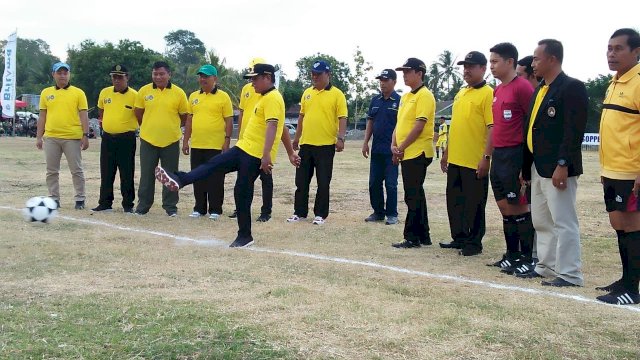 Bupati Soppeng Andi Kaswadi Razak, menendang bola pertama tanda dimulainya Turnamen Askab PSSI Soppeng, di Stadion Andi Wana Laburawung, Sabtu (21/09/2019).