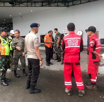 Evakuasi Pesawat Jatuh di Papua, Vertical Rescue Turunkan Tim
