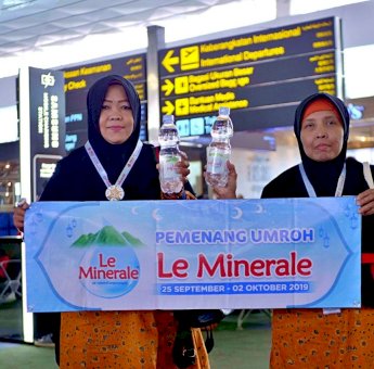 Le Minerale Berangkatkan Rombongan Pedagang Pergi Umroh