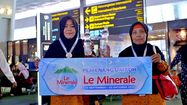 Le Minerale Berangkatkan Rombongan Pedagang Pergi Umroh