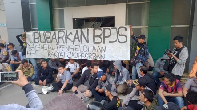 Aksi Demonatrasi di Kantor BPJS Kesehatan, Jl. A.P Pettarani, Kota Makassar, Jumat (27/09/2019).