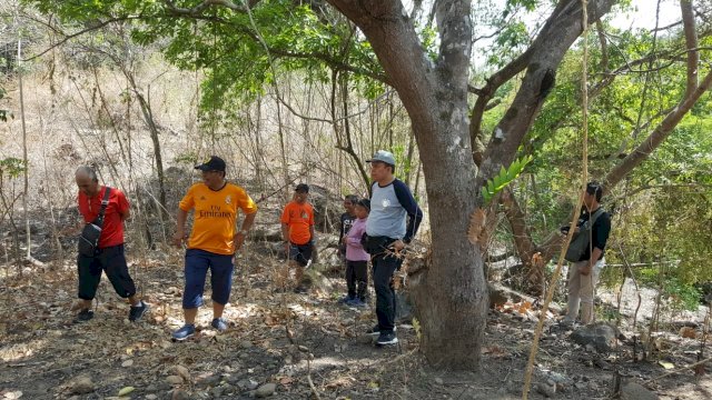 Salah satu Pembina Teman Kuliah Pertanian Unhas, Ilham Arief Sirajuddin, meninjau lokasi yang rencananya akan dibangun Pesantren Alam di Kota Parepare, Sabtu (28/09/2019).