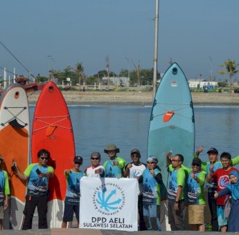 Anggota AELI Sulsel Gelar Aksi Bersih di Anjungan Pantai Losari