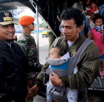 Turun ke Landasan Pacu Bandara Sentani, Andi Sudriman Jemput Langsung Warga Sulsel