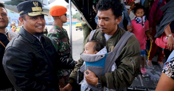 Turun ke Landasan Pacu Bandara Sentani, Andi Sudriman Jemput Langsung Warga Sulsel