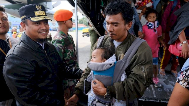 Turun ke Landasan Pacu Bandara Sentani, Andi Sudriman Jemput Langsung Warga Sulsel