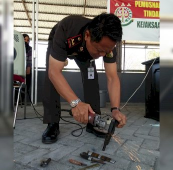 Kejari Soppeng Musnahkan Barang Bukti Tindak Pidana Ringan, Satu Diantaranya Pistol Rakitan