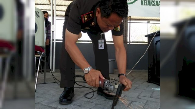 Kepala Kejaksaan Negeri Soppeng, Suwarno.SH.MH, memusnahkan barang bukti tindak pidana berupa Pistol Rakitan dengan menggunakan Gurinda, Selasa (10/09/2019).