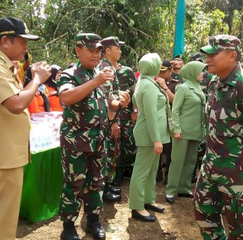 Kunjungi Sasaran TMMD di Soppeng, Pangdam XIV Hasanuddin Disuguhi Sarang Tawon Panggang