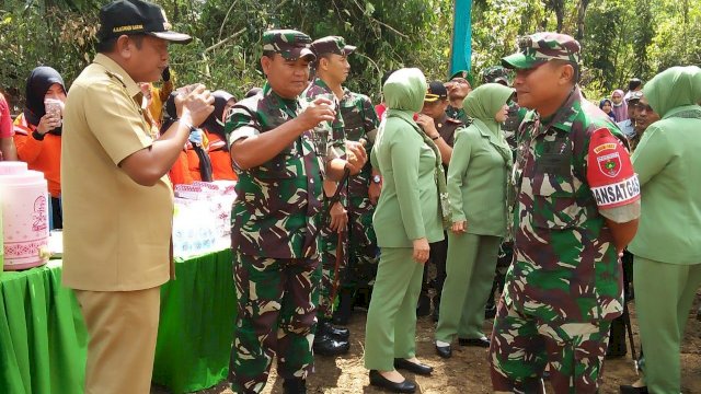 Kunjungi Sasaran TMMD di Soppeng, Pangdam XIV Hasanuddin Disuguhi Sarang Tawon Panggang