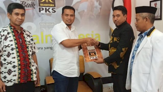 Kembalikan Formulir Dihari Guru Internasional, MRR Yakin Diusung PKS di Pilkada Maros