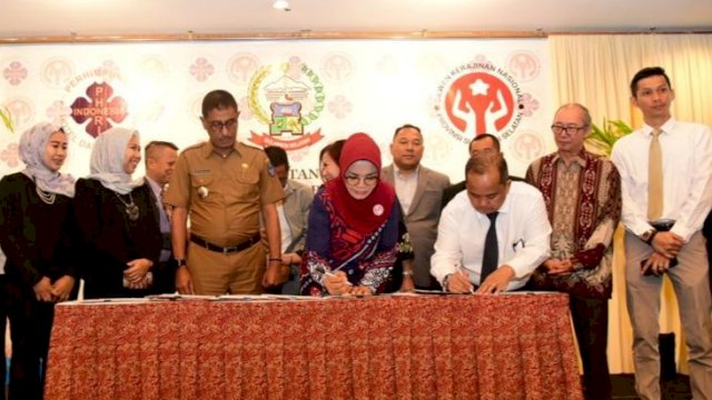 Ketua Dekranasda Sulsel Liestiaty F Nurdin, dan Ketua PHRI Sulsel Anggiat Sinaga Menandatangani MoU, Senin (07/10/2019).