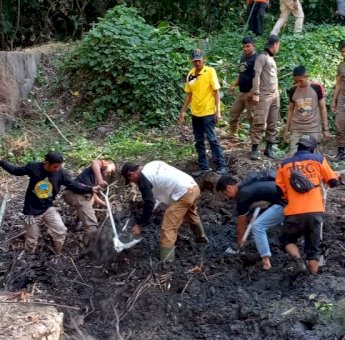 Andi Kaswadi Turun Langsung Bersihkan Tumpukan Sampah Bendungan Manre Anging