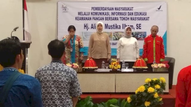 Anggota DPR RI Aliyah Mustika Ilham, bersama BBPOM Sulsel menggelar sosialisasi tentang bahaya makanan, obat dan kosmetik ilegal kepada ratusan warga kota Makassar, Jumat (11/10/2019).