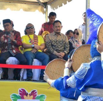 Nurdin Abdullah Lepas Peserta Karnaval Festival Pesona Lokal