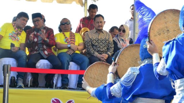 Nurdin Abdullah Lepas Peserta Karnaval Festival Pesona Lokal