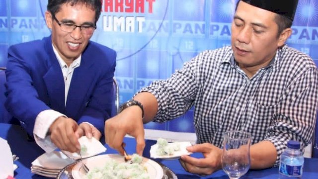 Bakal Calon Wali Kota Makassar Syamsu Rizal (Deng Ical), bersama Ketua DPD PAN Kota Makassar Hamzah Hamid, menikmati kue onde-onde saat pengambilan formulir pendaftaran di Sekretariat DPD PAN Makassar, Jl Toddopuli Raya, Jumat (18/10/2019).