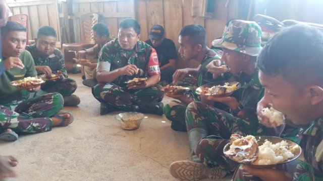 Keakraban Dandim 1423 Soppeng Dengan Anggota TMMD