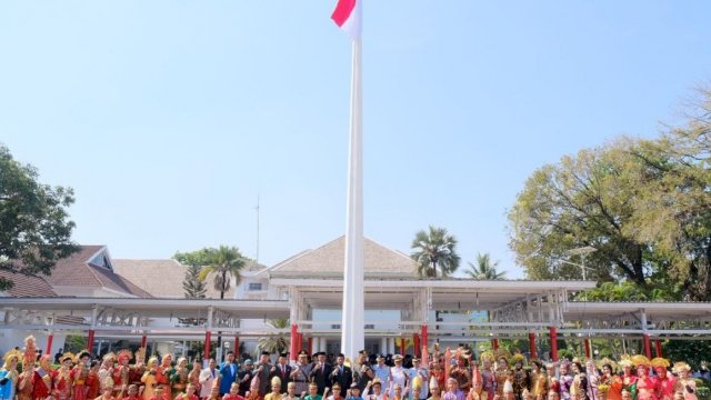 Foto bersama usai upacara Sumpah Pemuda di Pelataran Rumah Jabatan Gubernur Sulsel, Senin (28/10/2019).