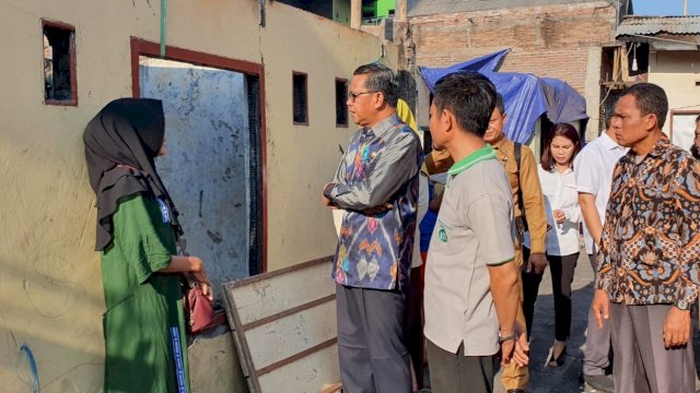 Gubernur Sulsel Prof. Nurdin Abdullah, berbincang dengan salah satu korban kebakaran di Kampung Lette, Kecamatan Mariso Kota Makassar, Selasa (28/10/2019).