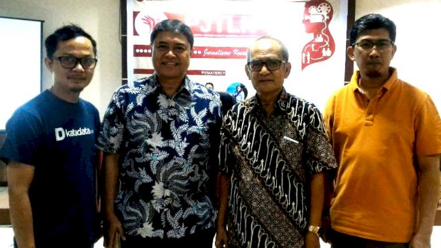 Asep Setiawan (ke-2 dari kiri) bersama Muh.Yana dari katadata.co.ic, kiri),dan Ahmad Bahar (kanan) selaku Ketua Penyunting “Identitas” Unhas. 