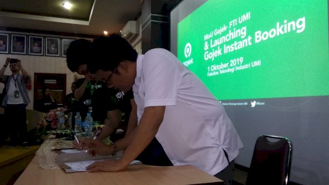 Dekan Fakultas Teknologi Industri UMI Dr. Ir. Zakir Sabara. ST. MT. IPM Asean Eng, menandatangani MoU bersama Distrik Operation Manager Gojek Adwin Pratama Anas, Selasa (01/10/2019).