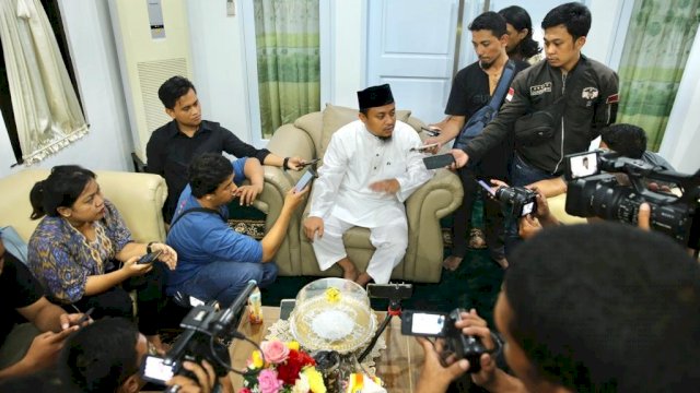 Wakil Gubernur Sulsel Andi Sudirman Sulaiman, diwawancarai awak media di Rumah Jabatannya, Selasa (01/10/2019).