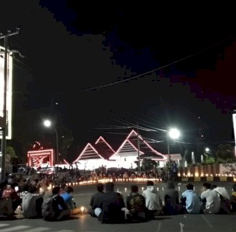 Aksi Solidaritas Kematian Randi, Mahasiswa Bone Bakar 1.000 Lilin