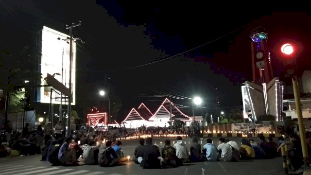 Aksi Solidaritas Kematian Randi, Mahasiswa Bone Bakar 1.000 Lilin