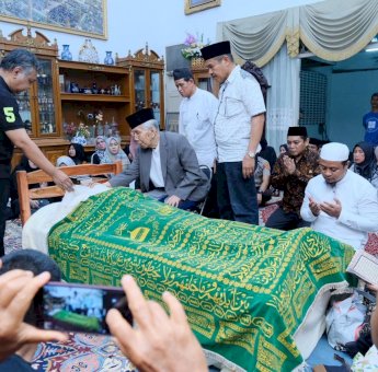 Tiba di Rumah Duka, Andi Sudirman dan AGH Sanusi Baco Doakan Zainal Basri Palaguna