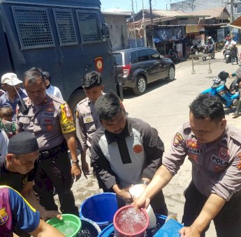 Krisis Air, Mobil Water Canon Milik Polres pelabuhan Makassar Salurkan Air Bersih di Cambayya