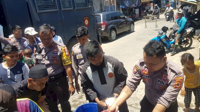 Krisis Air, Mobil Water Canon Milik Polres pelabuhan Makassar Salurkan Air Bersih di Cambayya