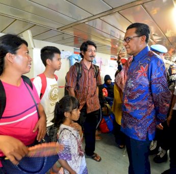 Nurdin Abdullah Jemput Ratusan Pengungsi Wamena di Pelabuhan Makassar