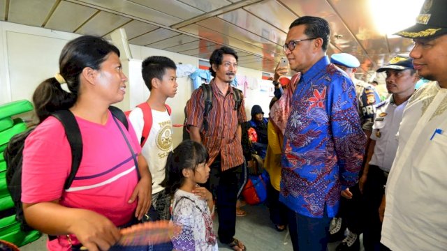 Gubernur Sulsel Prof. Nurdin Abdullah, berbincang dengan eksodus Wamena Papua saat tiba di Pelabuhan Soekarno Hatta Makassar, Sabtu (05/10/2019).