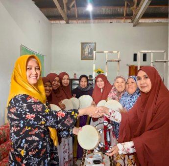 Temui Warga Marioriwawo Soppeng, Andi Etti Beri Bantuan Alat Qasidah