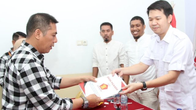 Ambil Sekaligus Kembalikan Formulir di Gerindra, Erick Horas Puji Tim Deng Ical