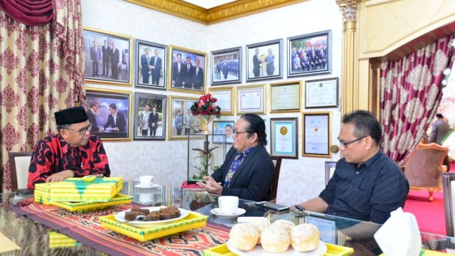 Gubernur Sulsel Prof. Nurdin Abdullah, berbincang dengan Ketua Umum Jejaring Teluk Bone Yayat Pangerang, di Rumah Jabatan Gubernur Sulsel, Jl. Jend Sudirman, Makassar, (18/10/2019).